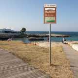 Spiaggette appartate e acque limpide di un intenso verde smeraldo si celano all�interno delle grotte marine di Capitolo, frazione di Monopoli. Disseminate lungo circa un chilometro e mezzo di litorale, le grotte si estendono nella zona nord della localit� balneare